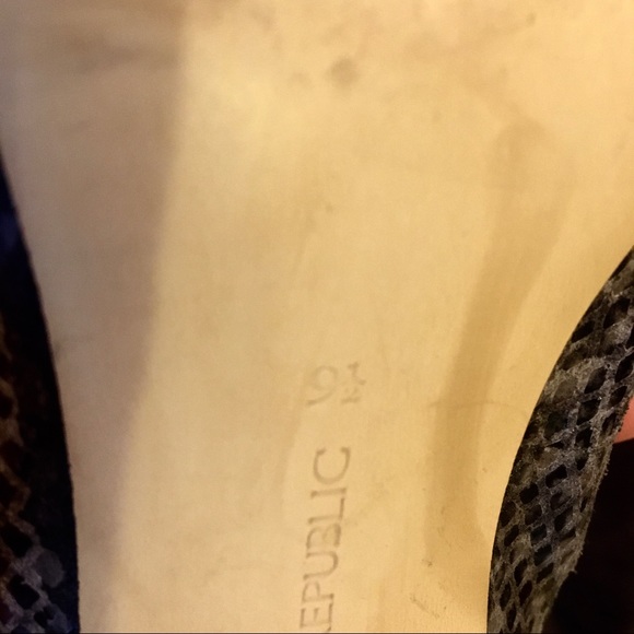 BANANA REPUBLIC Snakeskin Pumps - Picture 5 of 5